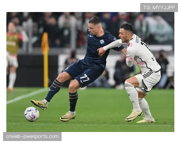 镜头回放：尤文图斯通过连续四次协同压迫，最终由基耶萨完成抢断并发起快攻